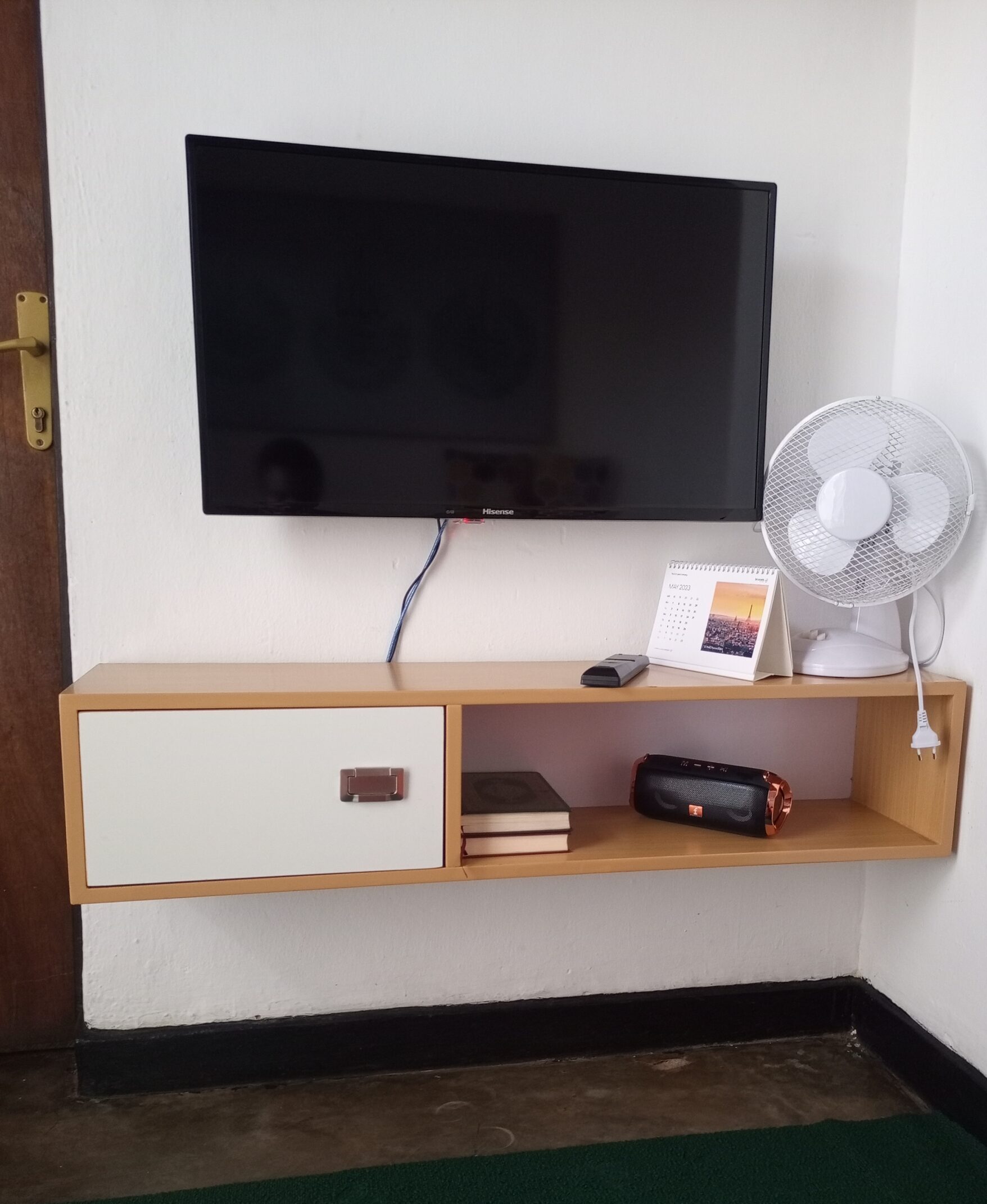 104/06 tv stand