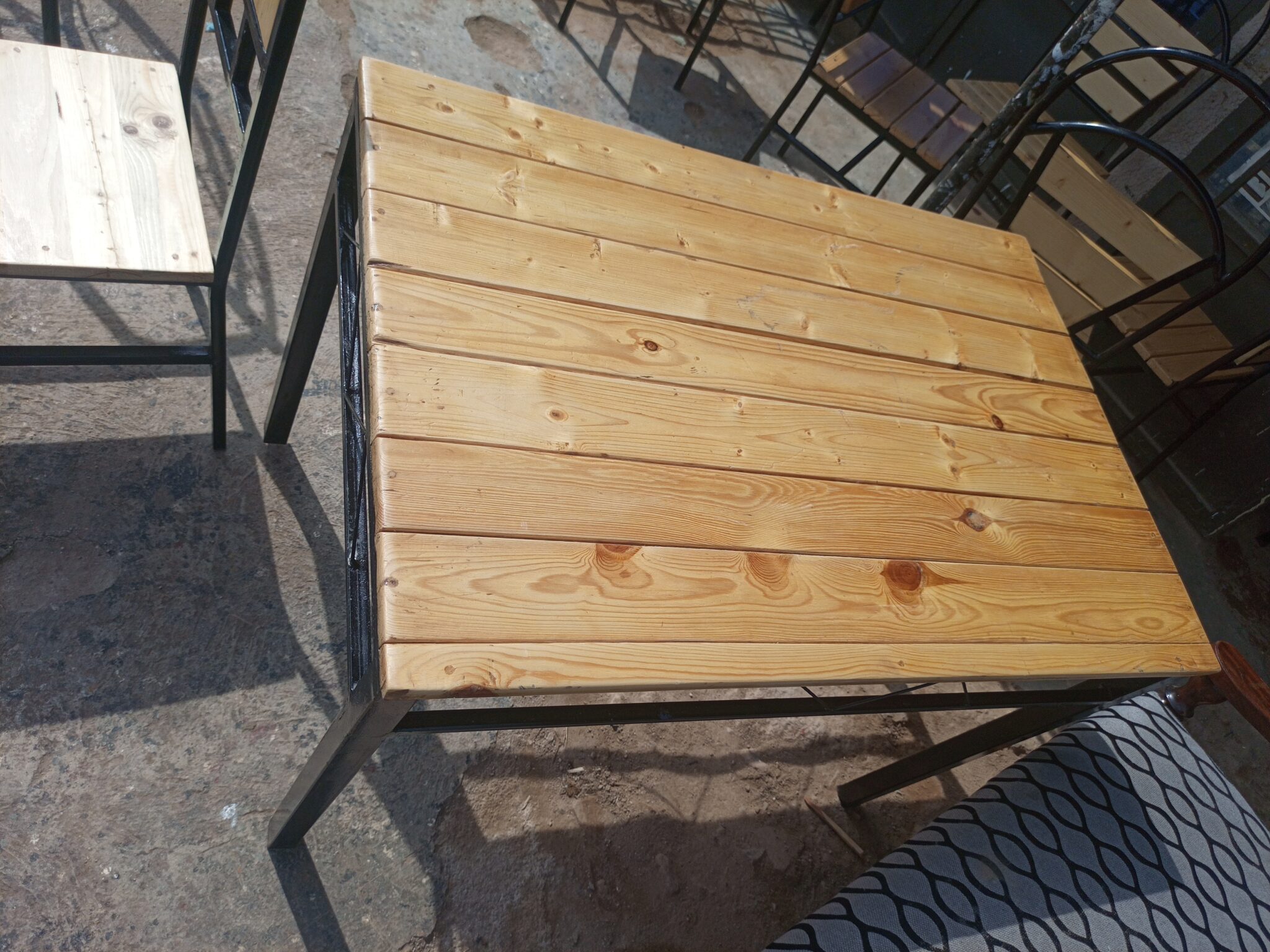 104/03 Outdoor desk