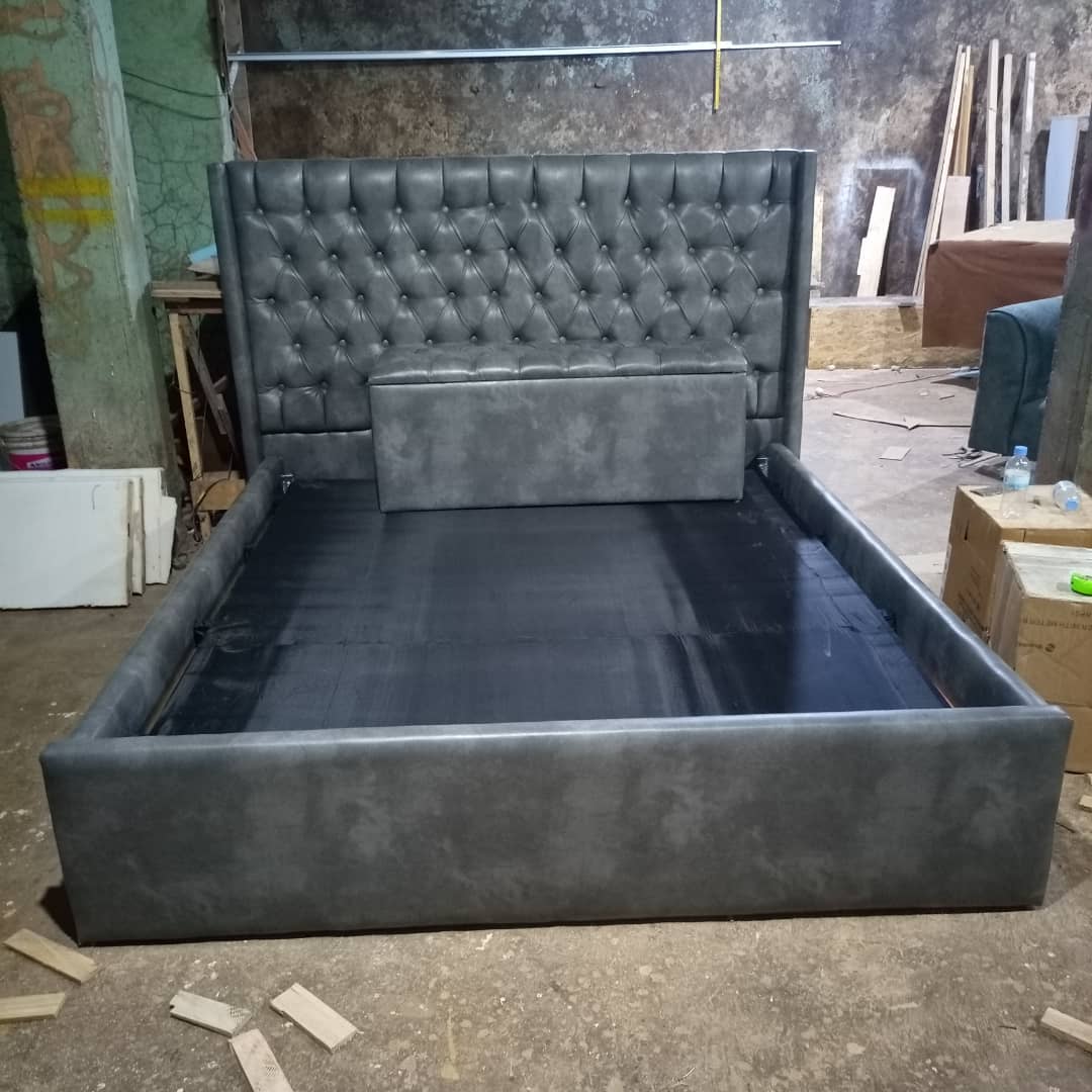 104/07 adorable tufted bed set