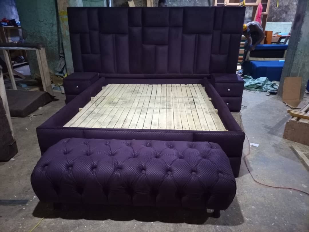104/05 patterned tufted bed