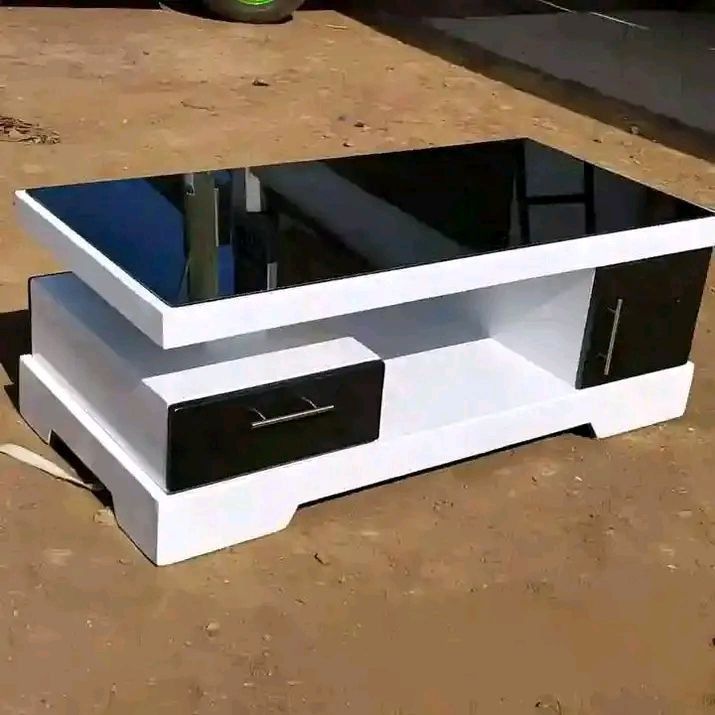 101/02 stylish black top coffee table