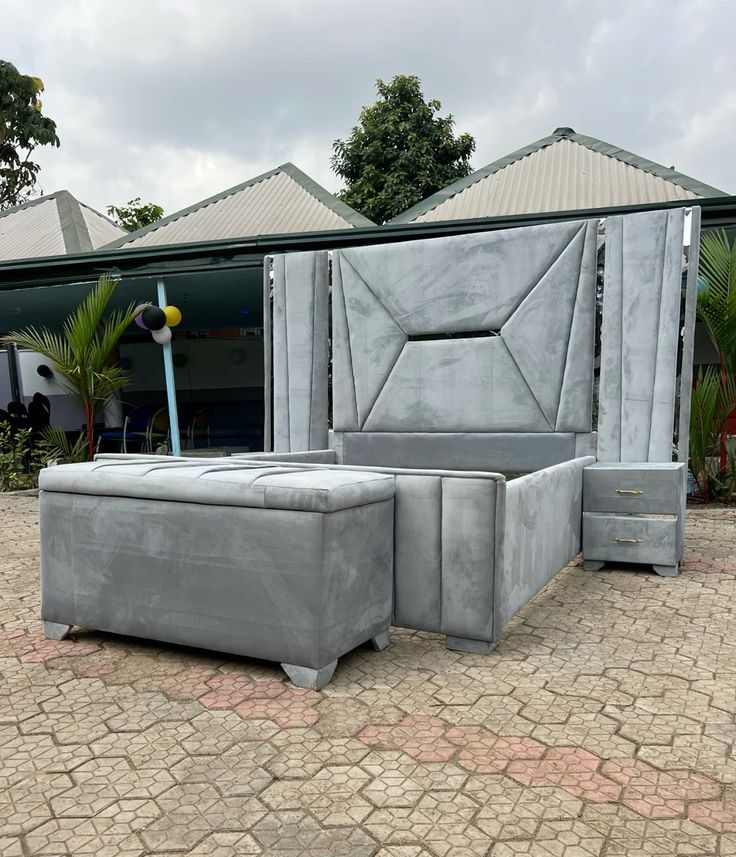 101/04 an upholstered bed