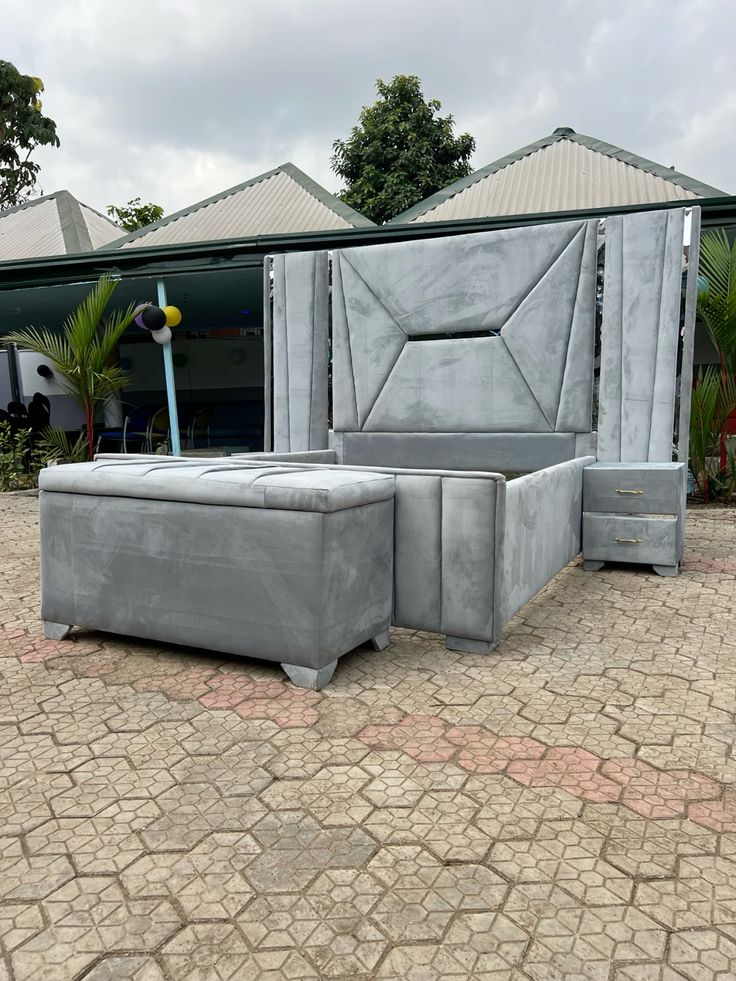 101/04 an upholstered bed