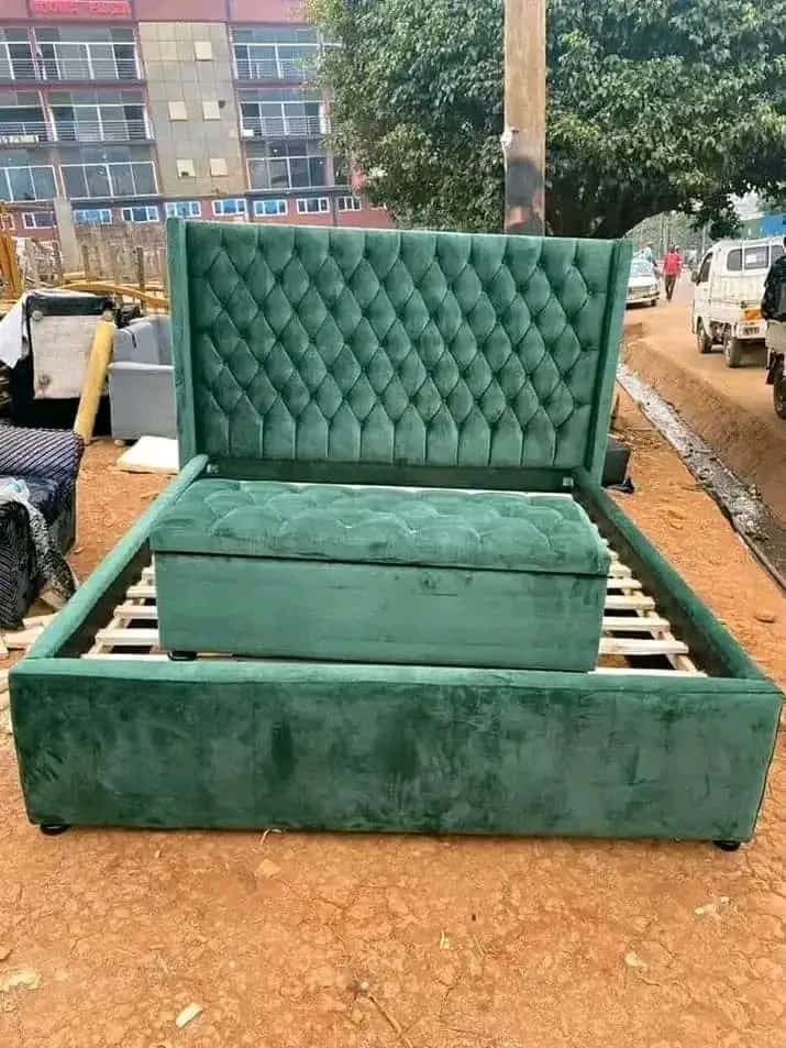 green tufted bed