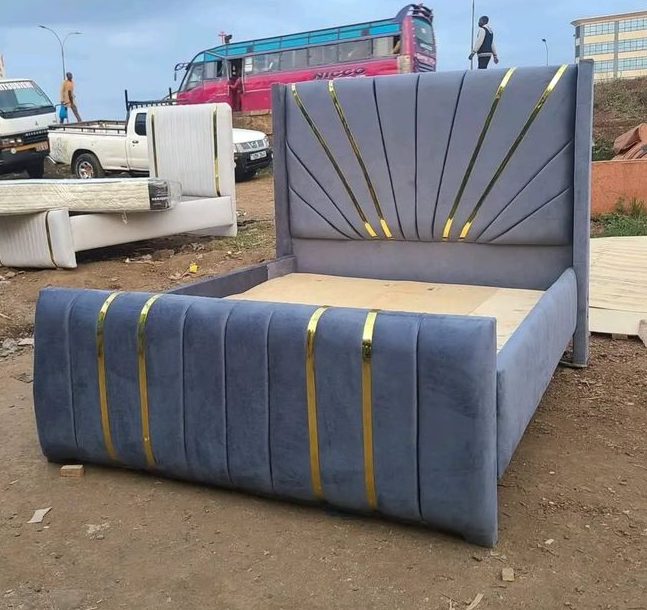 114/05 modern luxury velvet Chester bed